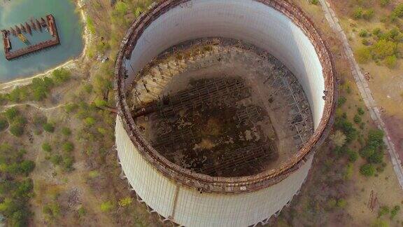 无人机飞过切尔诺贝利核电站的冷却塔