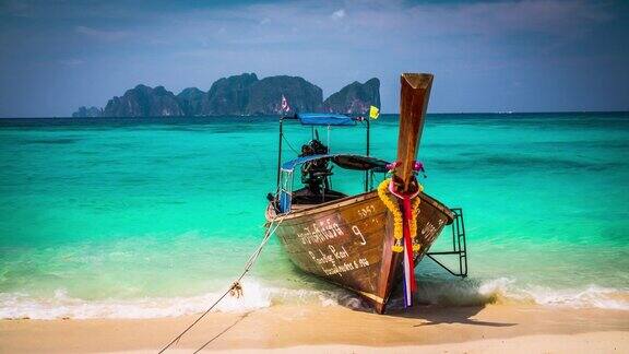 泰国皮皮群岛上的长尾船