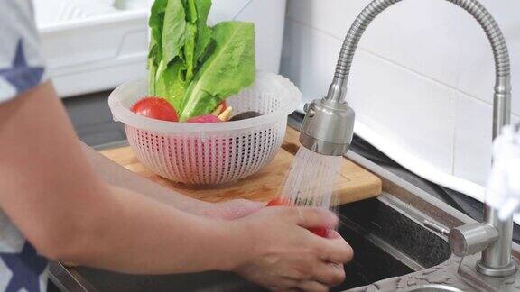 双手洗蔬菜