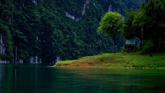 从湖上的小房子的小船上拍摄背景是岩石