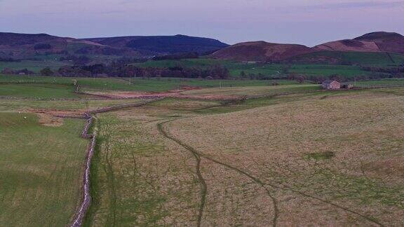 日落时分约克郡山谷的牧羊场-无人机拍摄