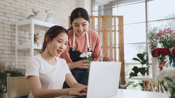 两个亚洲商业女性一起在家里办公