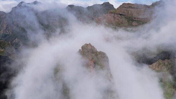 史诗般的马德拉岛景观从空中透视巨大的岩石山峰覆盖着漂浮的云阳光明媚的白天在PicodoAreeiro(PicodoArieiro)附近拍摄