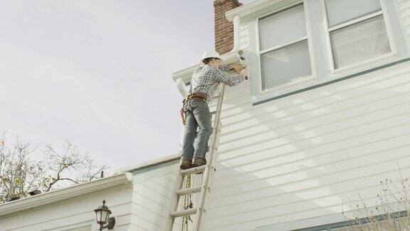 正在进行住宅维修的成年男性建筑工人