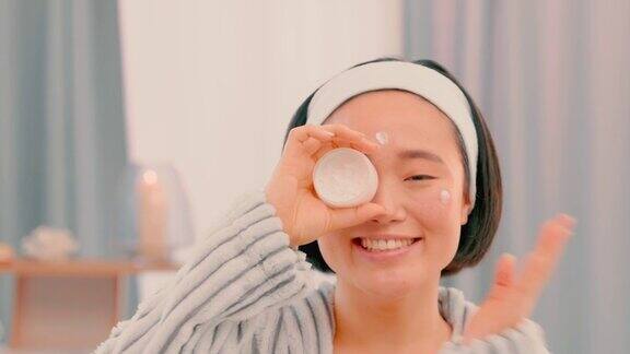 一个年轻女人用一罐润肤霜蒙住眼睛的4k视频