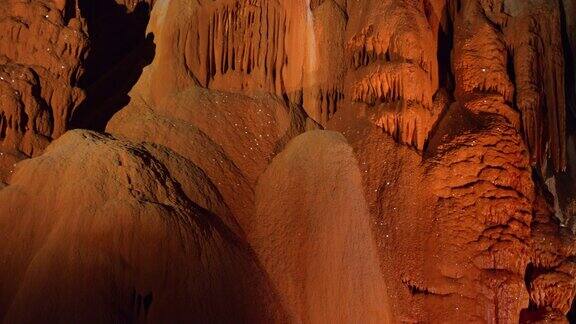 洞穴中闪闪发光的石笋