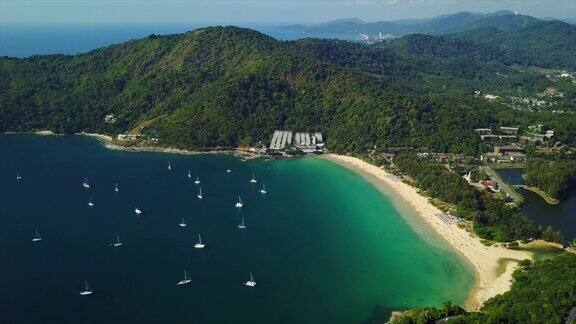 阳光明媚的普吉岛著名海滩泻湖海岸线空中全景4k泰国