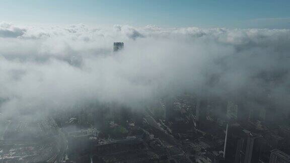 中国东莞市中心处于大雾之中
