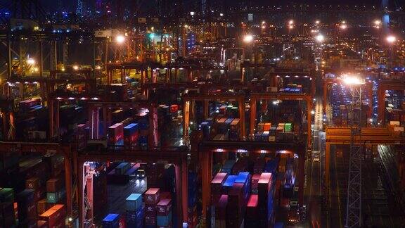 香港商业货柜港口夜间时间的延时