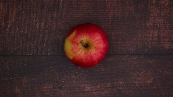 木桌上的红苹果-停止运动