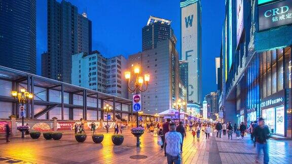 晚上重庆的大街上和现代化的商业大厦上挤满了人间隔拍摄4k
