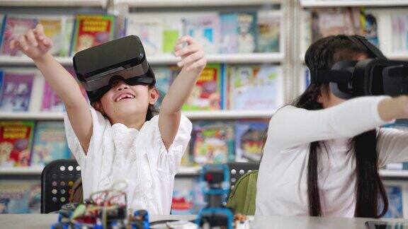 在课堂上孩子们戴着vr眼镜学习观看3D虚拟现实