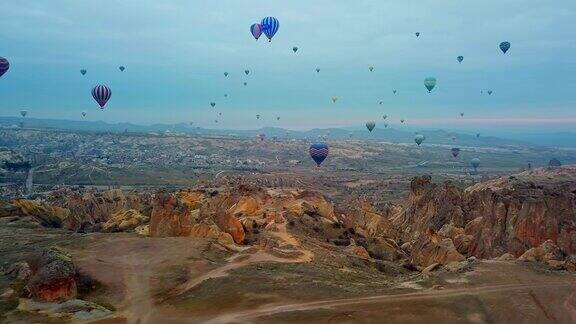 岩石景观和巨大的热气球在天空中高高飘扬
