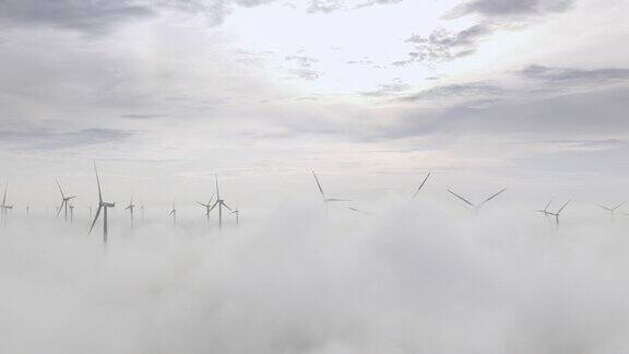 在雾中产生绿色能源的鸟瞰图