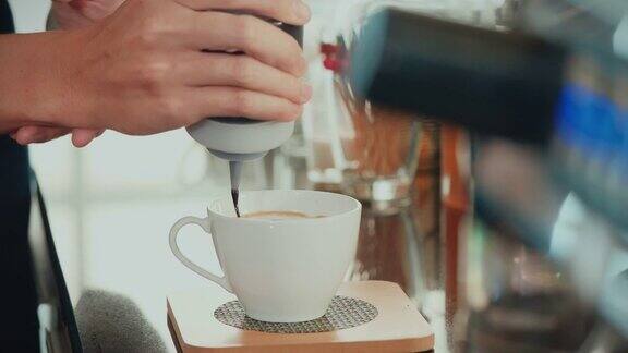 制作咖啡艺术和创意食物造型倒牛奶并由咖啡师服务小生意缓慢的运动