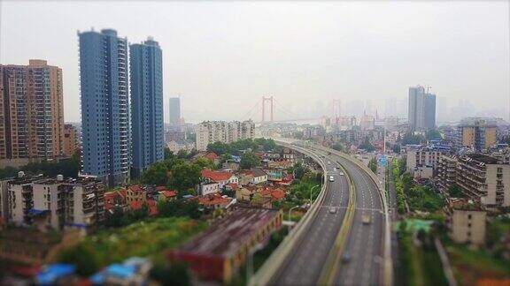 白天武汉市交通路口俯视图4k倾斜移位中国
