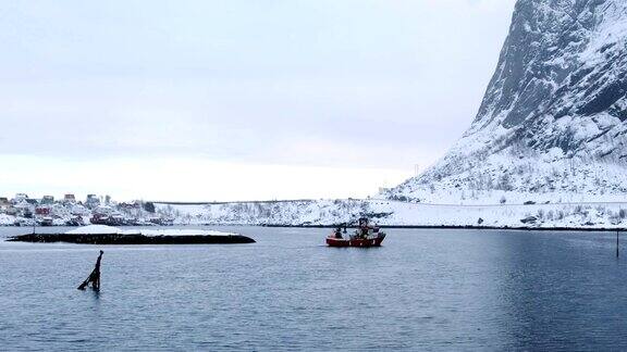 挪威罗浮敦群岛下雪天渔船在海上航行