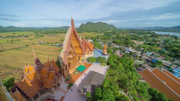 泰国北碧府虎洞寺大金佛和佛塔的时间流逝著名旅游景点地标旅游概念