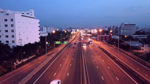 高速公路鸟瞰图城市交通繁忙夜间高速行驶