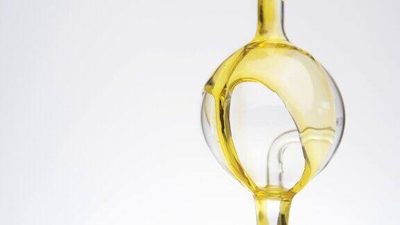 黄色的油在球形烧瓶中流动