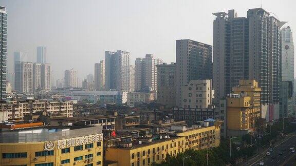 晴朗的早晨雾霾长沙市中心交通街道屋顶慢镜头全景4k中国