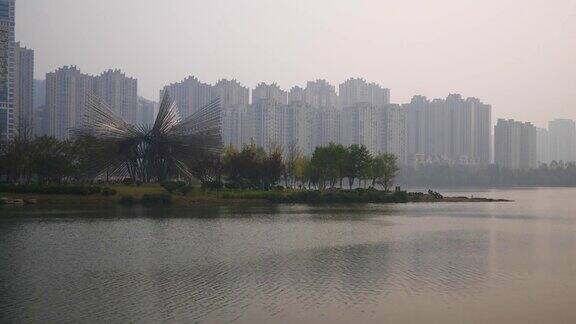 黄昏时分长沙市著名的公园湖艺术纪念碑公寓综合体湾慢镜头全景4k中国