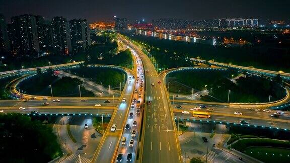 城市高速公路立交桥夜间鸟瞰图