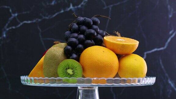 在玻璃水晶碗上快速旋转减缓各种新鲜成熟的水果