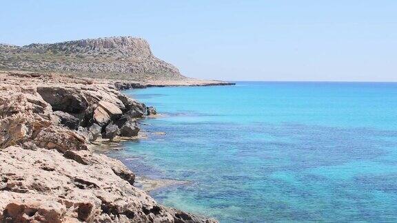 北塞浦路斯阿依纳帕湾海岸清澈蔚蓝的地中海水域和宁静的岩石海岸没有人