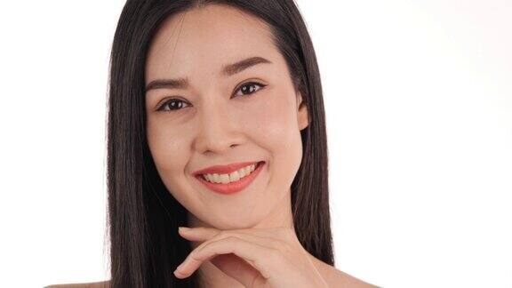白色背景下的年轻亚洲妇女的肖像
