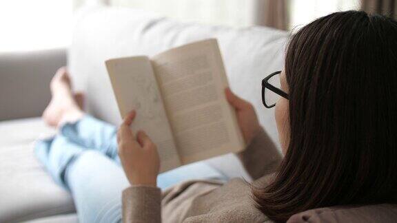 女人在家里的客厅里看书