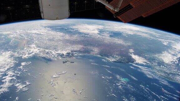 从国际空间站上看到的地球从太空观察美丽的地球这段视频由美国宇航局提供