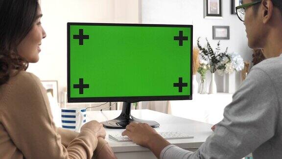 两个人使用绿色屏幕的电脑的Cinemagraph