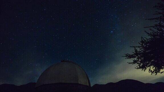 天文观测站在夜晚-星星移动在背景上