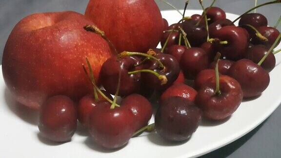 红樱桃和红苹果