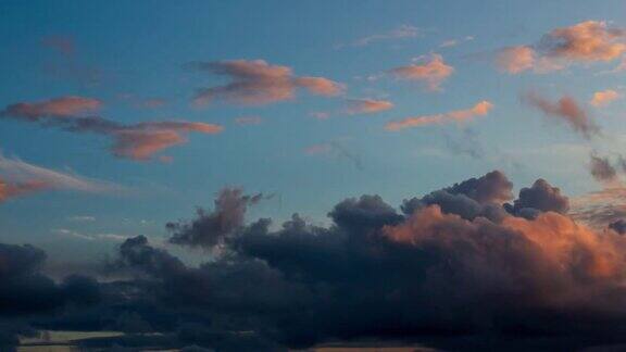 日落时移动的云