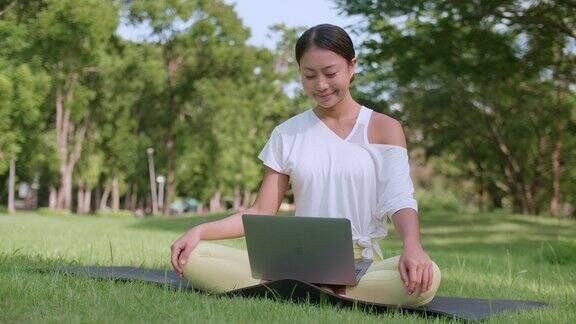 女性做户外瑜伽教程在线电脑