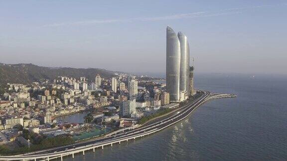 沿海城市的密集建筑和海上高速公路上的交通流量