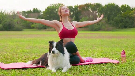 女孩和狗一起练习瑜伽