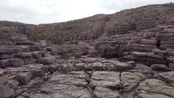 概述巨大的风吹岩石梯田灰色的古老地质构造