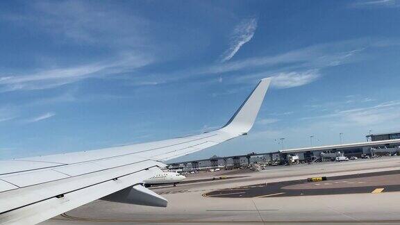 在凤凰城天空港国际机场起飞的商业客机亚利桑那州凤凰城在一个阳光明媚的日子