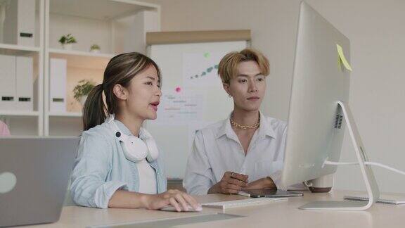 亚洲女商人坐在办公室里向同事解释商业图表