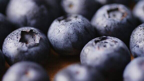 特写镜头新鲜采摘的蓝莓与水滴
