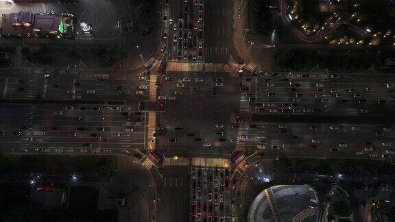 夜间城市十字路口鸟瞰图