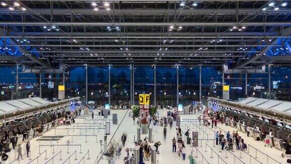 4K延时:拥挤的机场登机大厅倾斜拍摄
