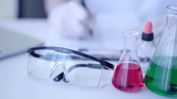 在微生物实验室研究人员正在检查试管中的化学样品