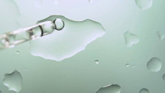 移液器吹出精油的泡泡特写一个装在玻璃容器里的化妆护肤品背景是浅色的玻璃表面的极简构图