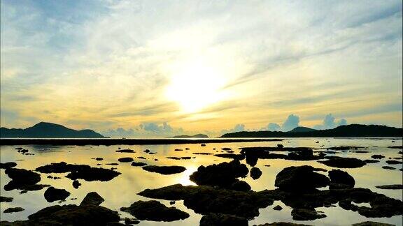 普吉岛瓦威海美丽的阳光延时风景