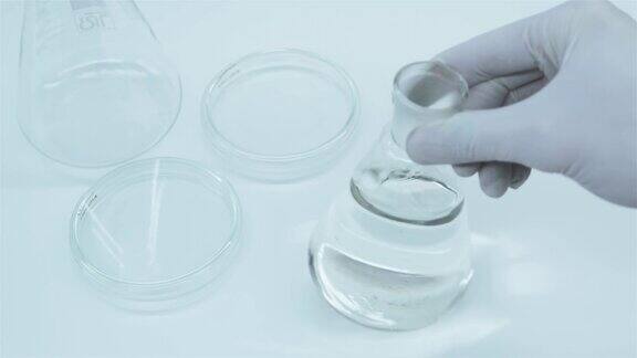 装有液体的玻璃烧瓶混合实验原料实验室研究