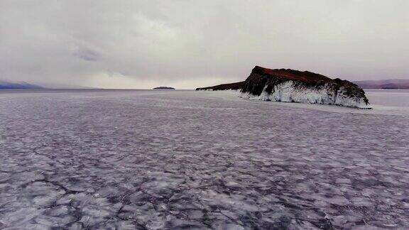 冰湖中的一个小岛